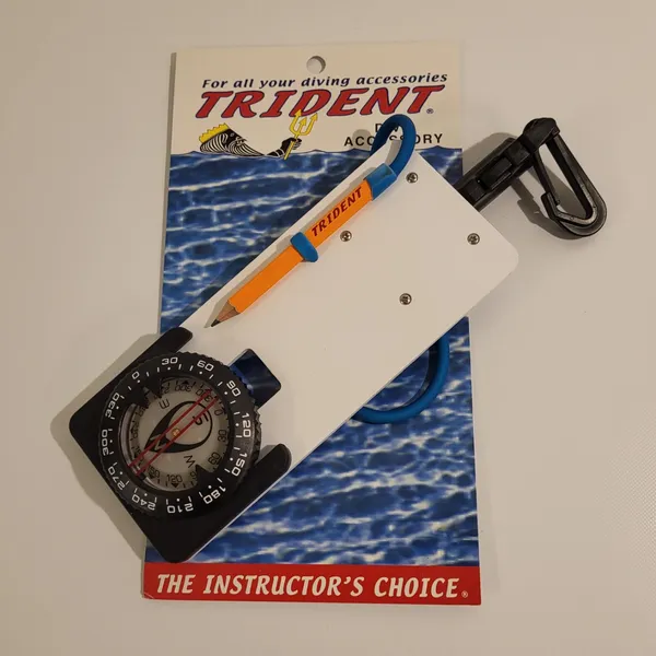 Kompass med slate og retractor